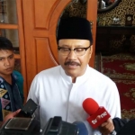 Gus Ipul memberikan keterangan usai pamit kepada wartawan dan pimpinan media di Rumah Dinas Wagub Jatim. foto: DIDI ROSADI/ BANGSAONLINE