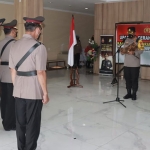 Suasana serah terima jabatan Kapolsek Buduran saat dipimpin Kapolresta Sidoarjo, Kombel Pol Kusumo Wahyu Bintoro.