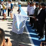 Bupati Malang Rendra Kresna mengibarkan bendera start dimulainya lomba sepatu roda.