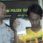 Pelaku bersama barang bukti saat diamankan di Mapolsek Gurah. (dendi martoni/BANGSAONLINE)