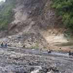 Suasana aliran lahar gunung Kelud di Kaliputih, Kecamatan Garum. foto: AKINA/ BANGSAONLINE