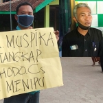 Warga Mlarak (Nur) saat meminta kejelasan jual beli tanah. (foto: ist).