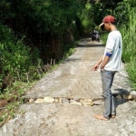 Warga Badut, Dusun Besuki, Desa Jugo, Kecamatan Wates, Kabupaten Kediri, menunjukkan tanah retak yang terjadi di sekitar pemukimannya. (foto: MUJI HARJITA/ BANGSAONLINE)