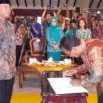 Penandatanganan MoU antara Pemkab Malang dan bebagai perguruan tinggi menandai Gebyar Posdaya Kabupaten Malang tahun 2015. (Tuhu Priyono/BANGSAONLINE)