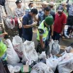 Petugas menembukan bahan dan ratusan petasan siap jual dari bunker tradisional salah satu TO. foto-roto: RONY S/ BANGSAONLINE