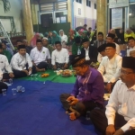 Dr KH Asep Saifuddin Chalim, MA bersama para kiai pengurus NU dan Muslimat NU dalam acara selametan kemenangan Khofifah Indar Parawansa-Emil Elestianto Dardak di Balai RW Tempel Sukoharjo Surabaya, Sabtu malam (11/8/2018). Foto: istimewa