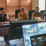 Bupati Kediri Hanindhito Himawan Pramana (kiri) saat memimpin rapat proyek revitalisasi Pasar Wates. Foto: Ist.