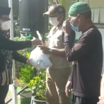 Kepala Kankemenag Tuban, Sahid membagikan paket sembako dan vitamin kepada warga.