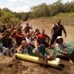 Warga kelurahan Ngantru sedang melakukan pencarian korban di tempuran aliran Sungai Bagong. foto: HERMAN/ BANGSAONLINE