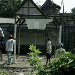 Warga Thoriqoh Shiddiqiyyah bangun rumah layak huni. (foto: ist)