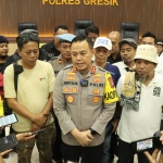 Kapolres Gresik AKBP Adhitya Panji Anom didampingi rombongan PN-SSI memberikan keterangan pers. Foto: Ist.