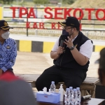 Bupati Kediri Hanindhito Himawan Pramana (kanan), saat memberi arahan kepada Kepala Dinas Lingkungan Hidup Kabupaten Kediri, Putut Agung Subekti, beserta jajarannya di TPAS Sekoto. Foto: Ist