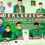 Gus Yani-Bu Min, bersama Ketua DPC PPP Gresik Achmad Nadir dan dan Sekretaris Khoirul Huda beserta pengurus lain saat penyerahan rekom, beberapa waktu lalu. foto: SYUHUD/ BANGSAONLINE