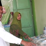 H. Syafiuddin Asmoro menyerahkan bantuan sembako kepada Nyai Hj. Muthmainnah Aschal, Ketua PC Muslimat NU Bangkalan.