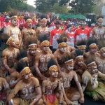 Gubenur Jatim Khofifah Indar Parawansa, Kapolda Jatim Irjen Pol Luki Hermawan, dan Kasdam V Brawijaya Brigjen TNI Bambang Ismawan foto bersama peserta yang berpakaian adat Papua.