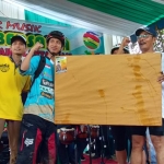 H. Djoko Susanto menyerahkan hadiah doorprize televisi kepada salah seorang peserta gowes.
