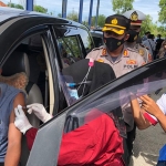 Drive Thru Vaksinasi Covid-19 di Pos Penyekatan Terminal Barang, Jalan Raya Larangan Tokol, Kecamatan Tlanakan, Kabupaten Pamekasan. (foto: ist)