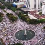 Ratusan ribu pendemo dari berbagai daerah melakukan aksi damai menuntut penistaan agama yang dilakukan Ahok tampak menyemut di Bundaran BI, Jumat (4/11).