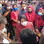 Ekspresi Mensos Risma saat sidak salah satu rumah Keluarga Penerima Manfaat (KPM) di Kelurahan Sendangharjo, Kecamatan Tuban, Kabupaten setempat, Sabtu (24/7/2021). foto: bangsaonline.com