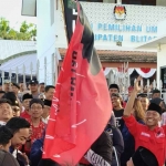 Aksi tebar uang di KPU Kabupaten Blitar.