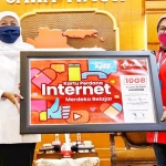 Gubernur Jatim Khofifah Indar Parawansa saat menerima bantuan Kartu Perdana dan Paket Data masing-masing 10 GB senilai Rp. 55 ribu, untuk 1,3 juta siswa dari Telkomsel. 