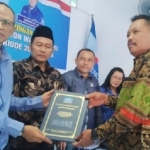 Tri Rohadi (kanan) perwakilan keluarga besar Panca Rahmadi, saat mengambil formulir bacabup dan bacawabup di DPC Partai Demokrat. foto: HERMAN/ BANGSAONLINE