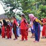 Siswa SMK Negeri 2 Kota Blitar saat mengikuti masa pengenalan lingkungan sekolah (MPLS) . foto: TRI SUSANTO/ BANGSAONLINE