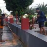 Mereka yang kedapatan tidak mengenakan masker diminta menyapu Alun-alun.