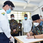Wali Kota Surabaya Eri Cahyadi saat simulasi pembelajaran tatap muka di SMPN 1 Surabaya, Jumat (16/4/2021).