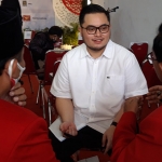 Bakal Calon Bupati Kediri, Hanindhito Himawan Pramono (baju putih) saat berbincang dengan Ketua DPC PDIP Kabupaten Kediri, Murdi Hantoro (kiri) dan Wakil Ketua DPC PDIP Kabupaten Kediri, Wasis sebelum berangkat ke KPU Kabupaten Kediri. (foto: MUJI H/ BANGSAONLINE).