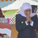 Gubernur Jawa Timur Khofifah Indar Parawansa tampak khusuk saat ziarah ke makam Gubernur Jawa Timur pertama, Tumenggung Arjo Soerjo di Sawahan, Desa Kepalrejo, Magetan Jawa Timur. foto: Istimewa/ BANGSAONLINE.com