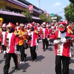 Tampak ribuan warga memadati jalan-jalan protokol menyaksikan kirab budaya.
