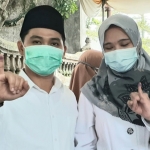 Gus Barra bersama istri tercinta saat mencoblos di TPS 03 Desa Kembangbelor, Pacet. (foto: ist)