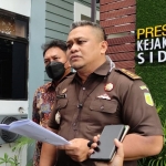 Kepala Seksi Intelijen Kejari Sidoarjo, Aditya Rakatama, saat memberi keterangan kepada awak media dalam konferensi pers.