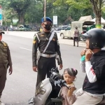 Tim Gabungan Satgas Covid-19 Kabupaten Pamekasan, Madura sedang melakukan Operasi Yustisi Protokol Kesehatan di sisi timur Taman Monumen Arek Lancor, Rabu (13/01/21).