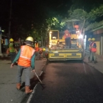 Tim URC Bima DPUTR Gresik ketika melakukan perbaikan Jalan Arif Rahman Hakim, Gresik. foto: SYUHUD/ BANGSAONLINE