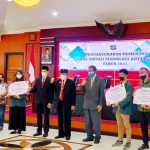 Wali Kota Blitar Santoso (tengah) bersama para pemenang lomba inovasi teknologi Kota Blitar.