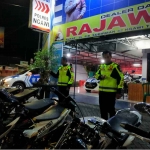 Satlantas Polres Ngawi saat melakukan pendataan terhadap motor yang berhasil diamankan,