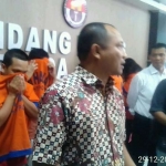 Wadireskrimsus Polda Jatim, AKBP Arman Asmara Syarifuddin menunjukan para pelaku judi online, money laundry, dan penjualan miras serta pelaku penjualan orang. foto: anastasia/bangsaonline