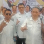 Sekjen DPP ReJo, Ferrari Roemawi dan Ketua DPD ReJo Jatim, Kelana Aprilianto berfoto bersama pengurus DPC ReJo Kota Surabaya. foto: DIDI ROSADI/ BANGSAONLINE