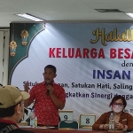 Humas PT Tjiwi Kimia, Beny Haryawan, saat halal bihalal dengan awak media. Foto: YUDI EKO PURNOMO/BANGSAONLINE