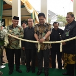 Dirjen Badan Peradilan Umum Mahkamah Agung RI Dr H Herri Swantoro, SH MH saat melakukan pengguntingan pita.