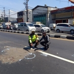 Lokasi terjadinya kecelakaan antara sepeda motor dengan truk tronton.