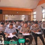 Anggota jajaran Polres Ngawi saat mengikuti tes psikologi. foto: ZAINAL/ BANGSAONLINE