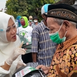 Dokter Ikfina, Calon Bupati Mojokerto menyapa seorang warga.