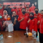 Sekretaris DPD PDI Perjuangan Jatim Dr. Hj. Untari Bisowarno M.AP, S menyerahkan surat pemecatan Yusuf Widyatmoko di Kantor DPC PDI-P Banyuwangi.