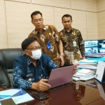 Bupati Sambari saat melakukan teleconference dengan kepala OPD untuk memantau kinerja mereka. foto: ist.