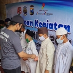 Aliansi Jurnalis Bangkalan (AJB) memberikan santunan kepada anak yatim piatu bersama Bupati Bangkalan dan Forkopimda Bangkalan di Sekretariat AJB di Griya Abadi Bangkalan, Jumat (26/2/2021). (foto: ist)