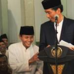 Presiden Joko Widodo saat dfialog dengan santri di Pondok Pesantren Tegalrejo Magelang Jawa Tengah, Rabu malam (4/5/2016)