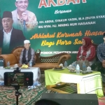 Buya Syakur di depan ribuan santri Pondok Pesantren Amanatul Ummah Pacet Mojokerto Jawa Timur, Jumat malam (21/9/2019). foto: bangsaonline.com